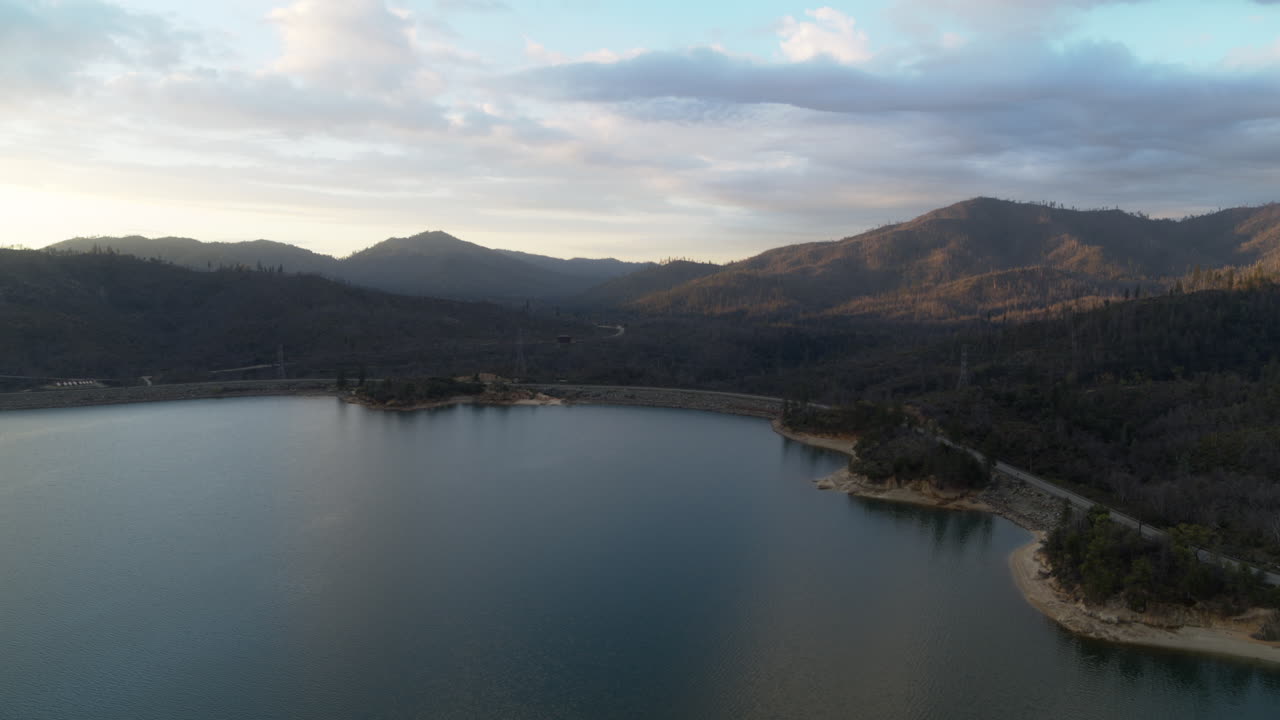 sobrevuelo de la parte sur del lago whiskeytown con montañas y nubes de amanecer en el fondo