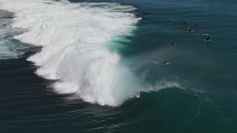 Imágenes-Aéreas-De-Un-Dron-De-Un-Surfista-Siendo-Acorralado-En-Jake&#39;s-Point,-Kalbarri,-Australia-Occidental