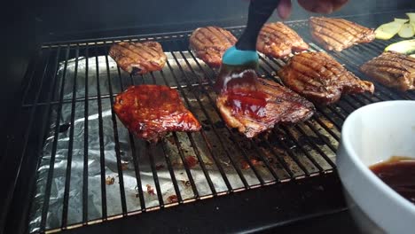 BBQ-Sauce-Auf-Geräuchertes-Hähnchen-Streichen.-Räuchergrill-Mit-Essen