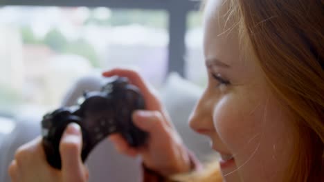 mujer jugando videojuegos en la sala de estar 4k