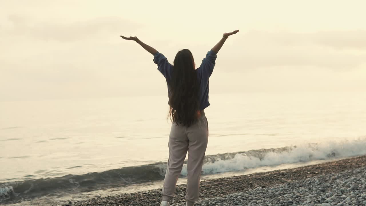 mujer disfrutando de un amanecer pacífico en la playa