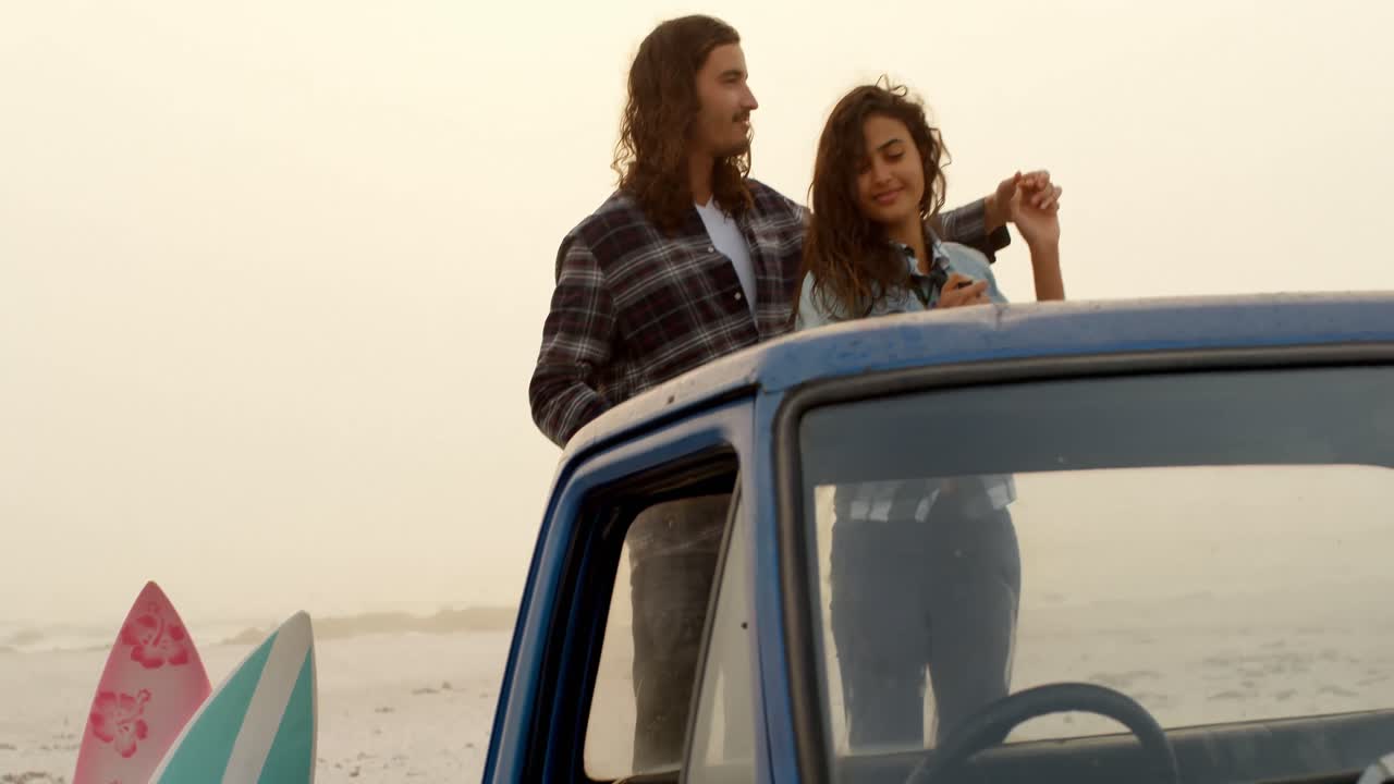 pareja abrazándose en el coche 4k