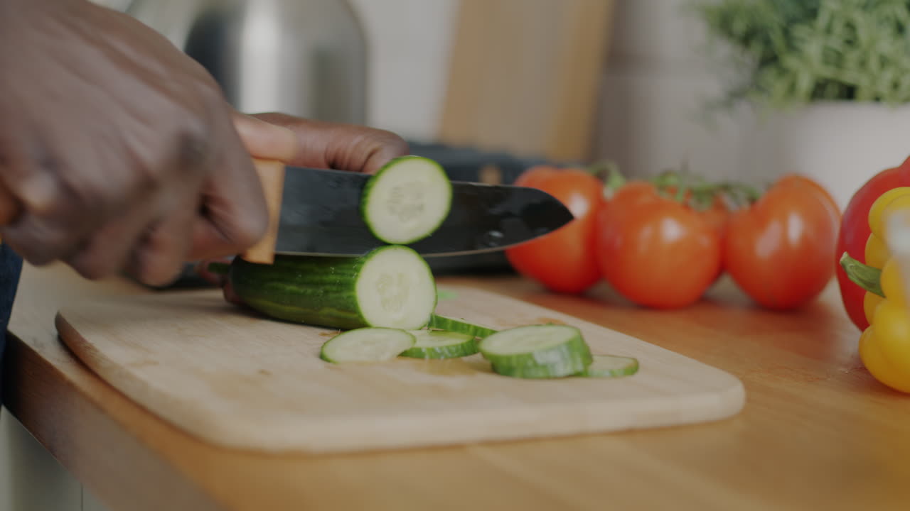 Pessoa cortando pepino