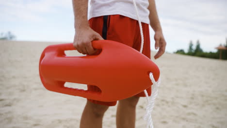 Männlicher-Rettungsschwimmer-Am-Strand