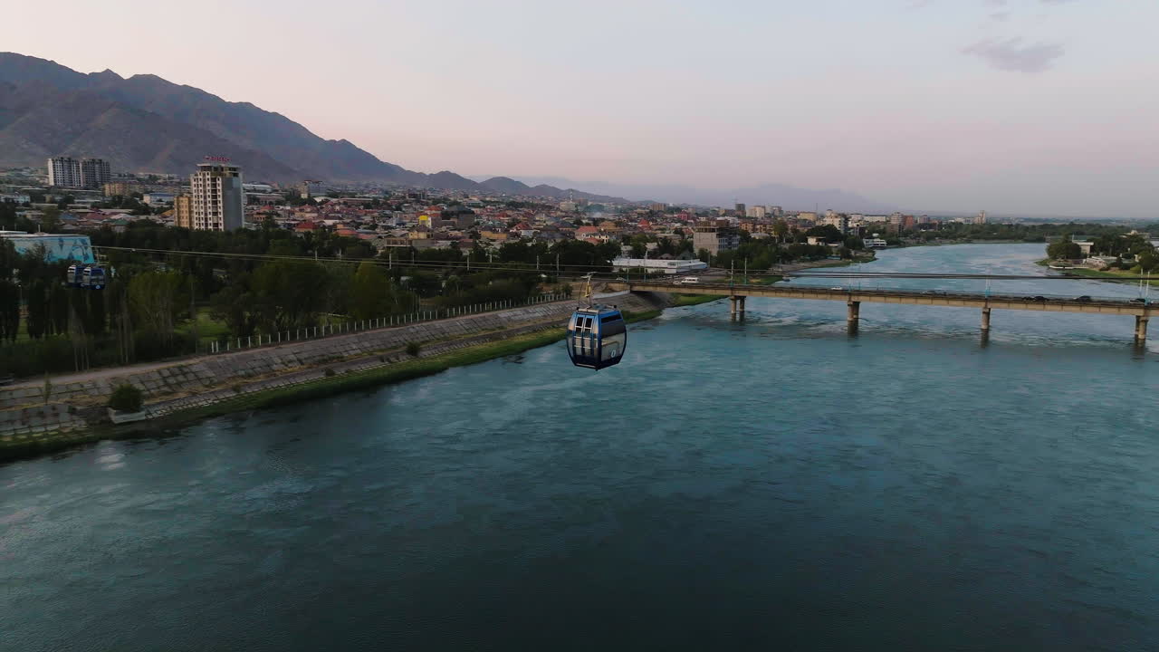 vista aérea de un teleférico que cruza el río sir darya en el casco antiguo de khujand, tayikistán, asia central