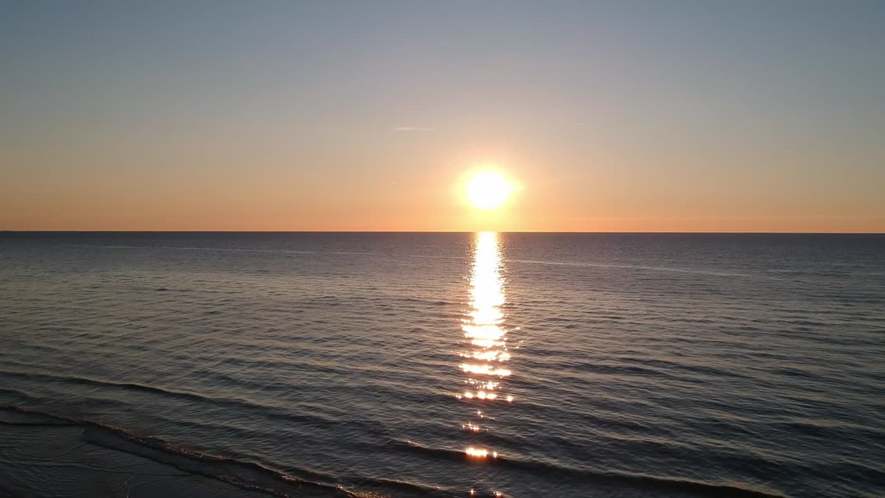 발트해와 아름다운 햇빛 위로 맑은 하늘에서 일몰의 전망