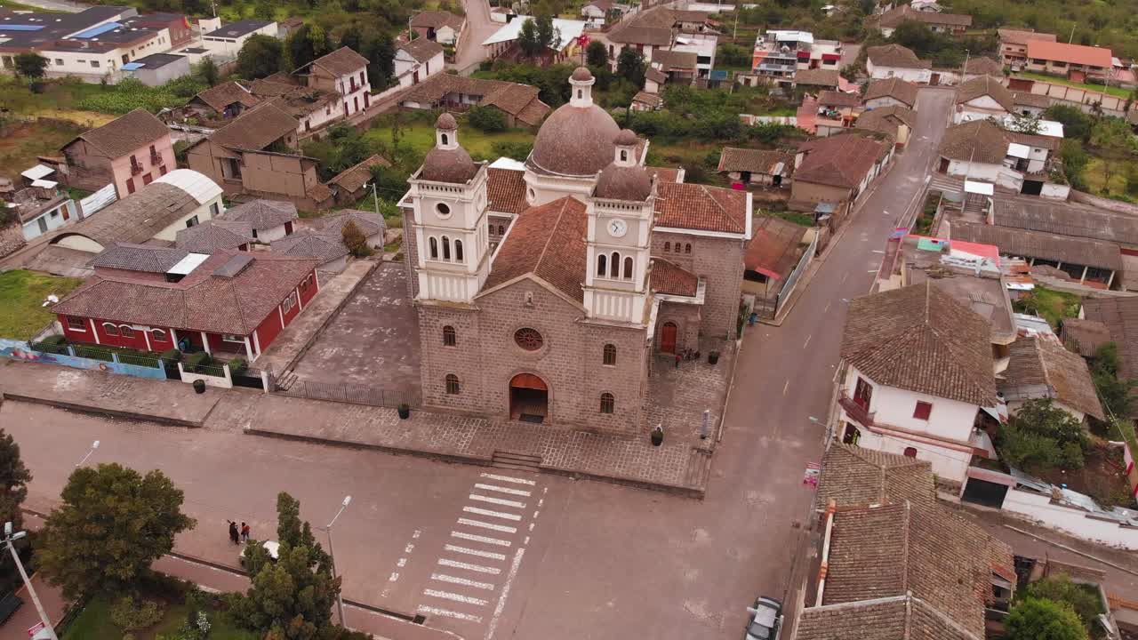 vista aérea de la iglesia de la catedral y los edificios circundantes del vecindario en una pequeña ciudad en pasa ecuador