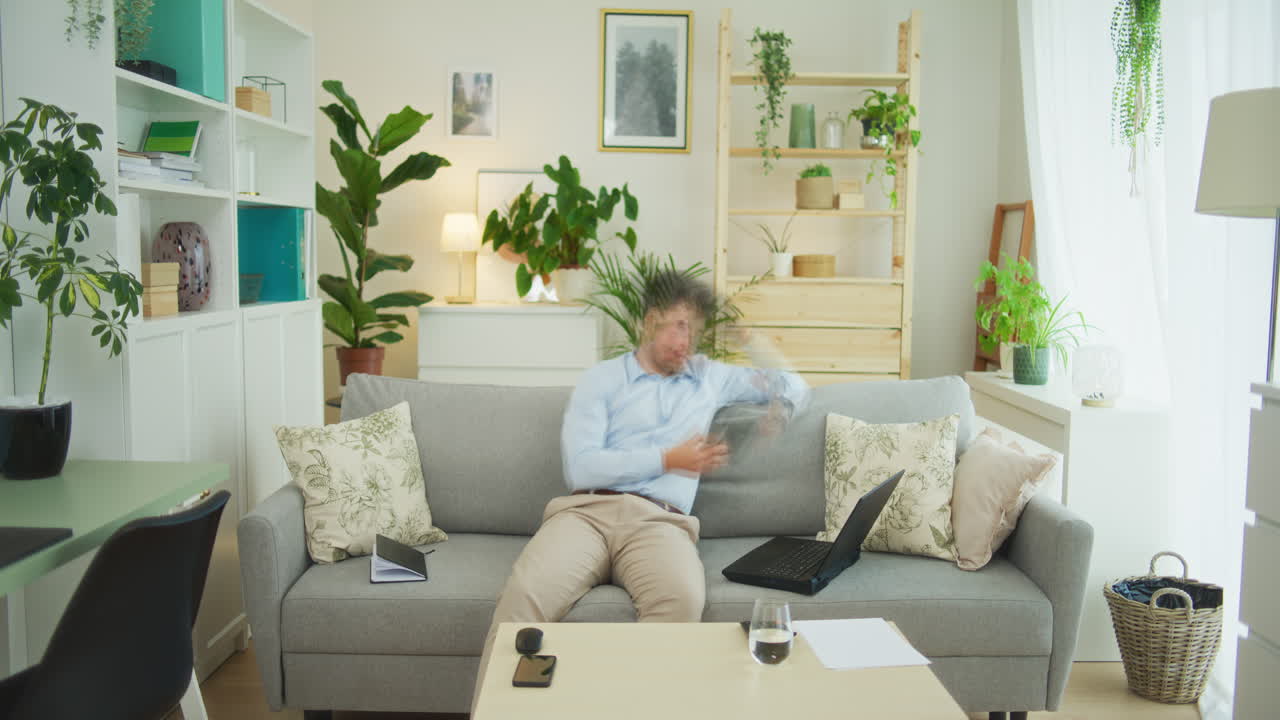 집에서 온라인으로 일하는 사업가