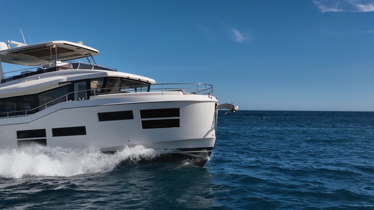 fotografía de drone de cerca de la proa de un yate de lujo conduciendo en el mar en cámara lenta