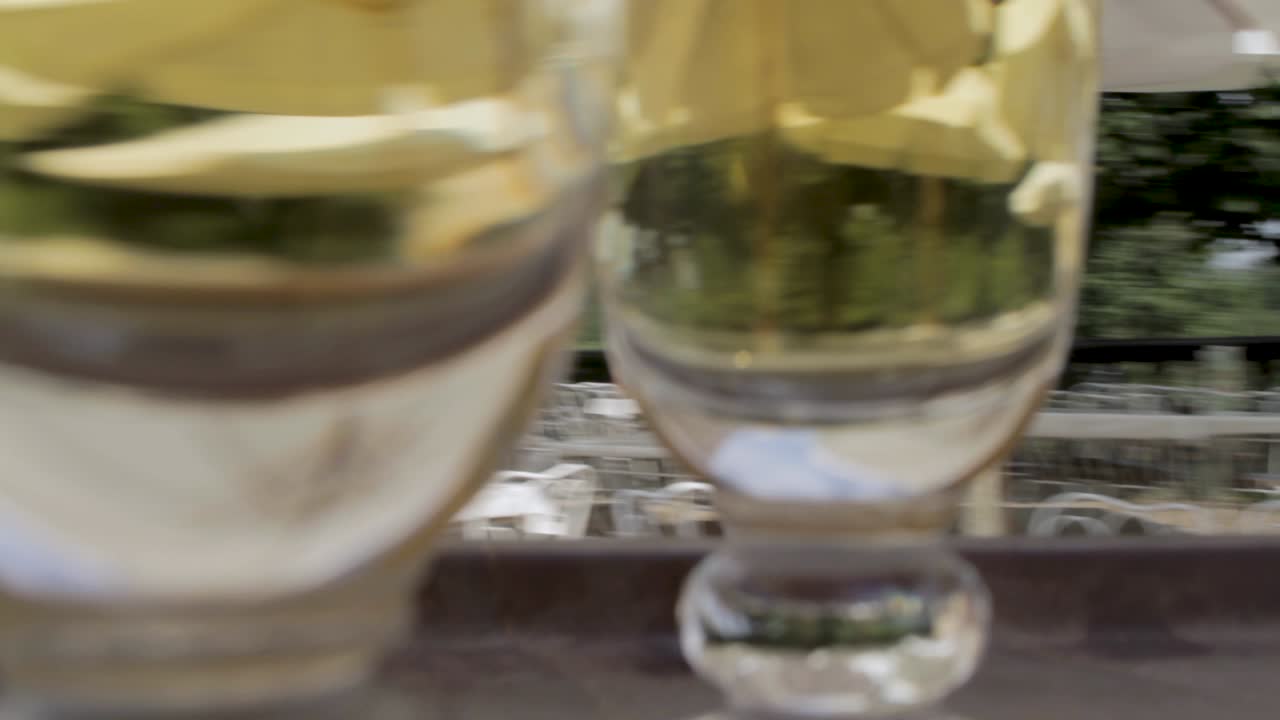 pov creativo disparado a través de múltiples vasos de cerveza, distorsionando y reflejando un parque urbano, mostrando imágenes únicas