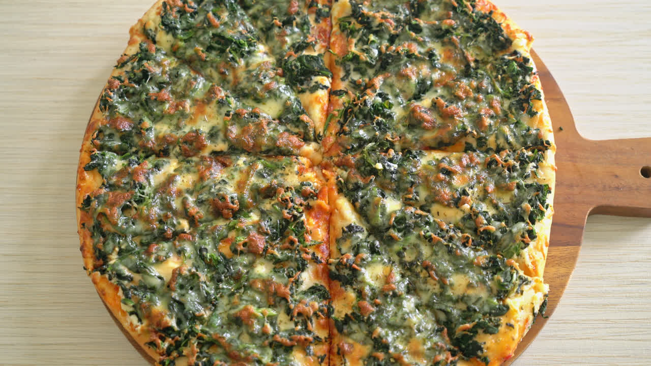 나무 쟁반에 시금치와 치즈 피자 - 완전 채식 및 채식주의 음식 스타일