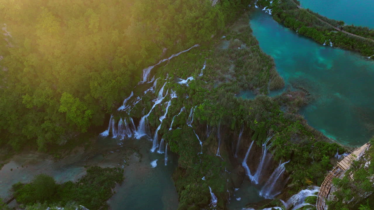 vista de arriba de las espectaculares cascadas del parque nacional del lago plitvice al amanecer en croacia