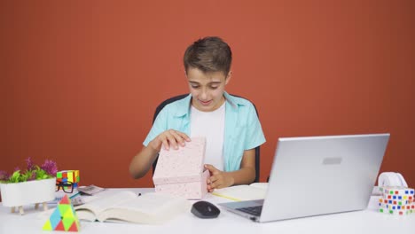 Niño-Feliz-Y-Alegre-Abriendo-Paquete-De-Regalo.