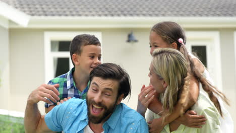 Familia-Feliz-Disfrutando-Juntos