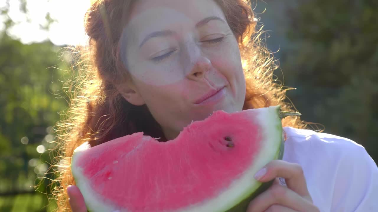 mujer comiendo sandía al aire libre