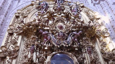 primer plano de las esculturas dentro del altar en la catedral de tasco en méxico