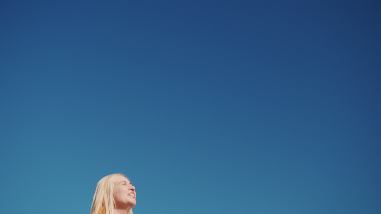 강아지와 함께 점프하는 젊은 여자