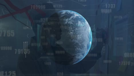 animación del globo y procesamiento de datos financieros sobre empresario afroamericano.