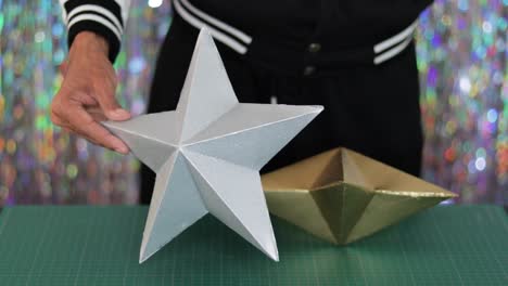 decoraciones de estrellas plateadas y doradas para la decoración del árbol de navidad, primer plano en la alfombra de corte