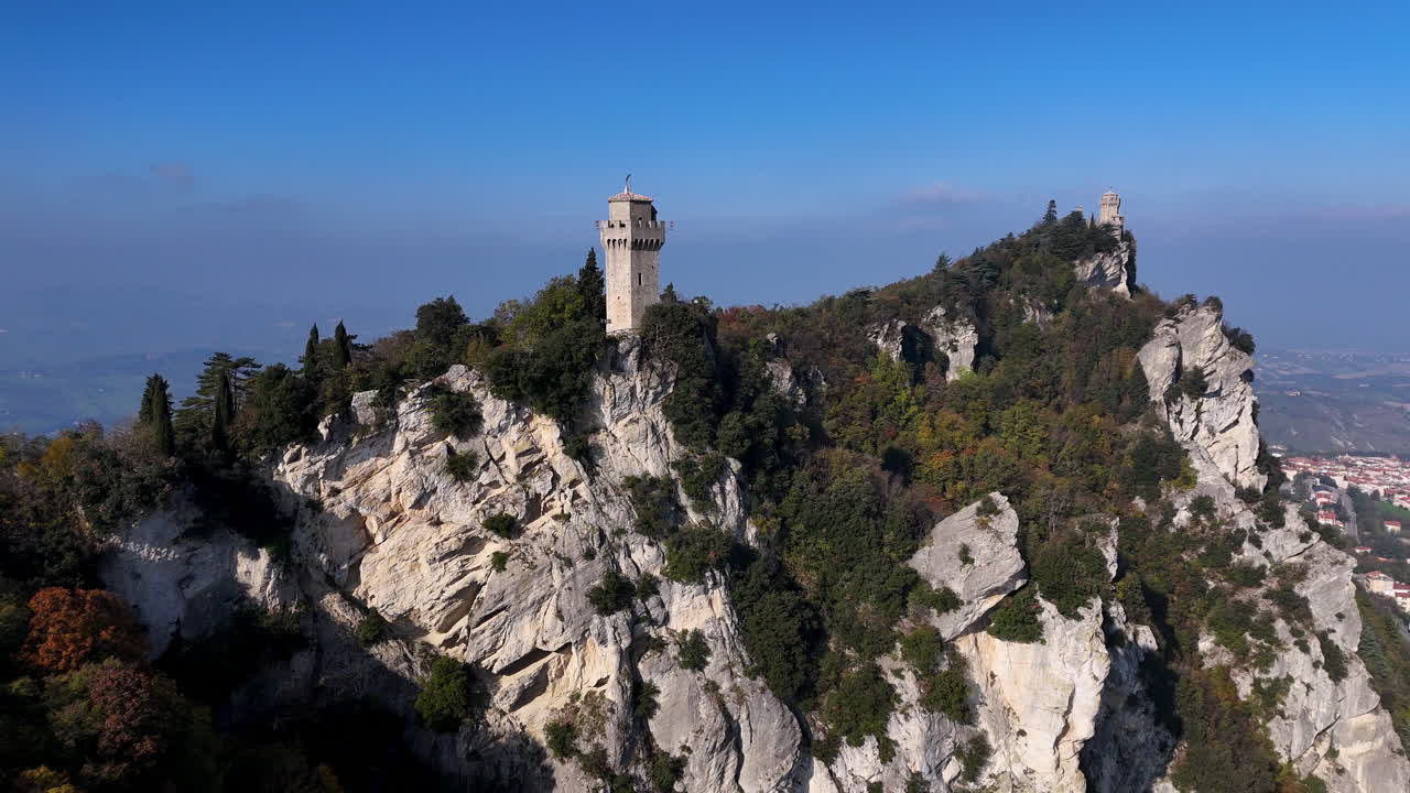 산마리노의 몬테 티타노의 바위 꼭대기에 자리 잡은 구아이타 요새의 풍경적인 공중 촬영.