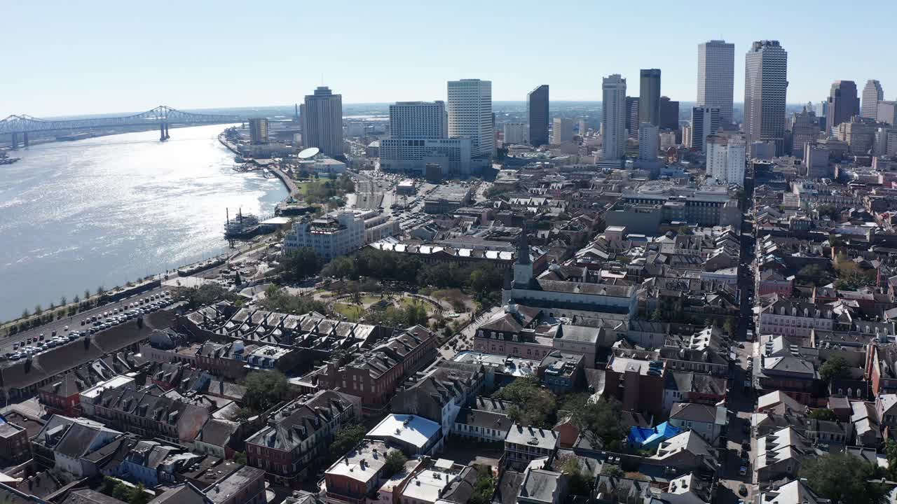 프렌치 쿼터와 뉴올리언스 시내의 넓은 공중 패닝 샷