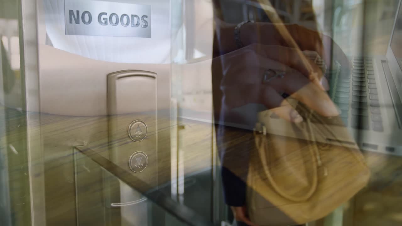 animación de una mujer usando una computadora portátil sobre una mujer de negocios que entra en la entrada del lugar de trabajo