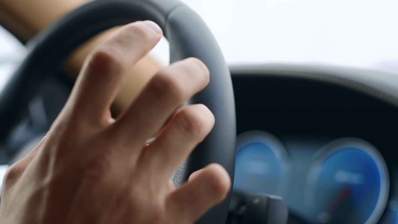 남자 손이 스티어링  ⁇ 에 손가락을 치고 남자 손가락을  ⁇ 에 넣고