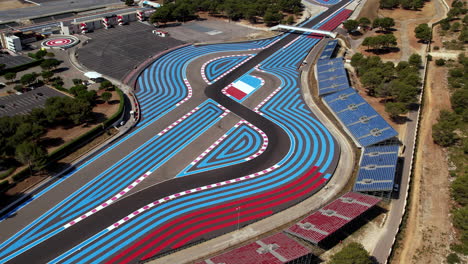 vista aérea de una vibrante pista de carreras con un intrincado patrón azul