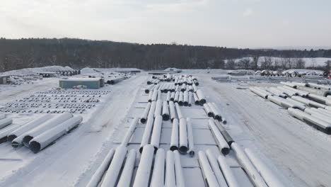 patio de suministro de materiales de construcción cubierto de nieve en el invierno, aéreo