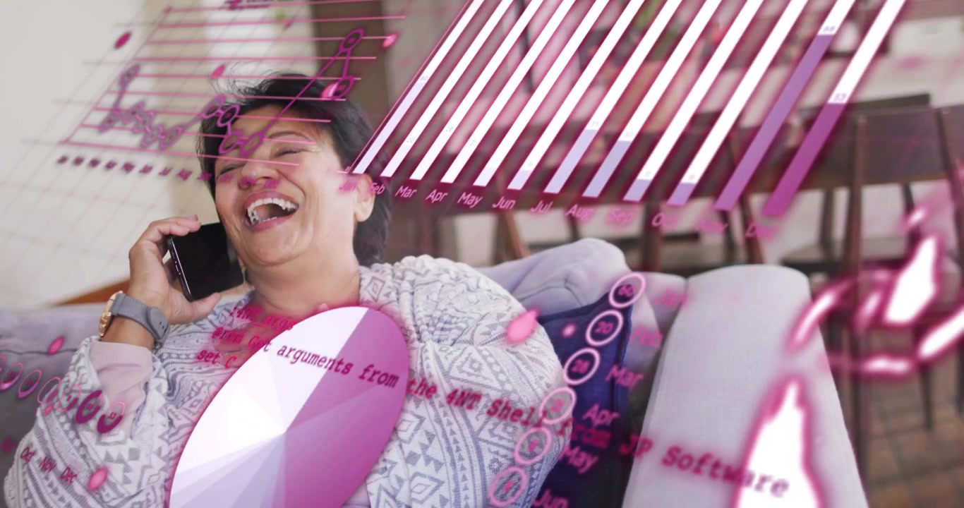 Donna in pensione che ride mentre risponde a una telefonata, con sovrapposizioni tecnologiche di grafici di dati magenta che fluttuano.