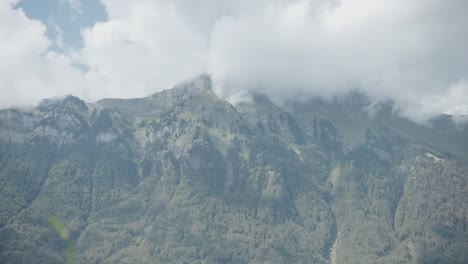 Iseltwald-Schweiz-Boot-Szenisch-Bewölkt-Bergsee-Hang