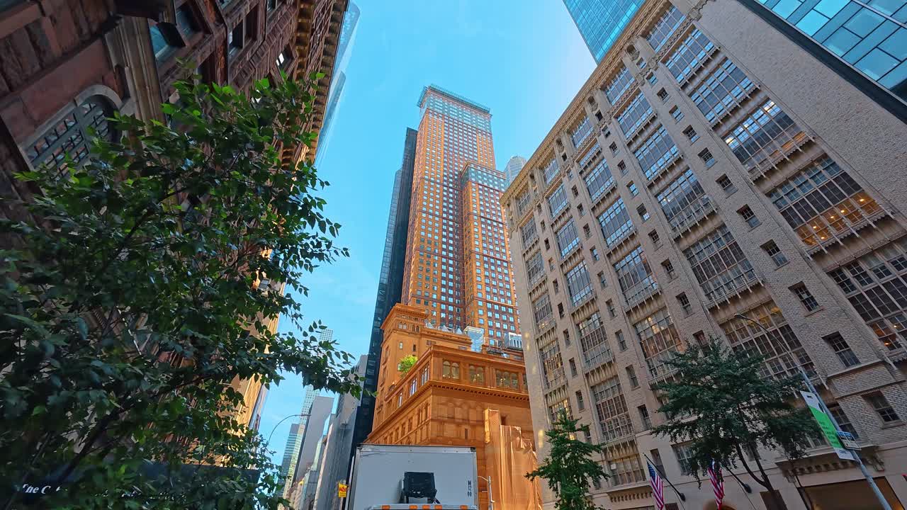 Nova Iorque, EUA, 9 de agosto de 2025: Caminhão de entrega branco em uma rua de Midtown Manhattan com arranha-céus. Cena de trânsito urbano com um caminhão branco, bandeiras americanas e arquitetura alta em Nova Iorque.