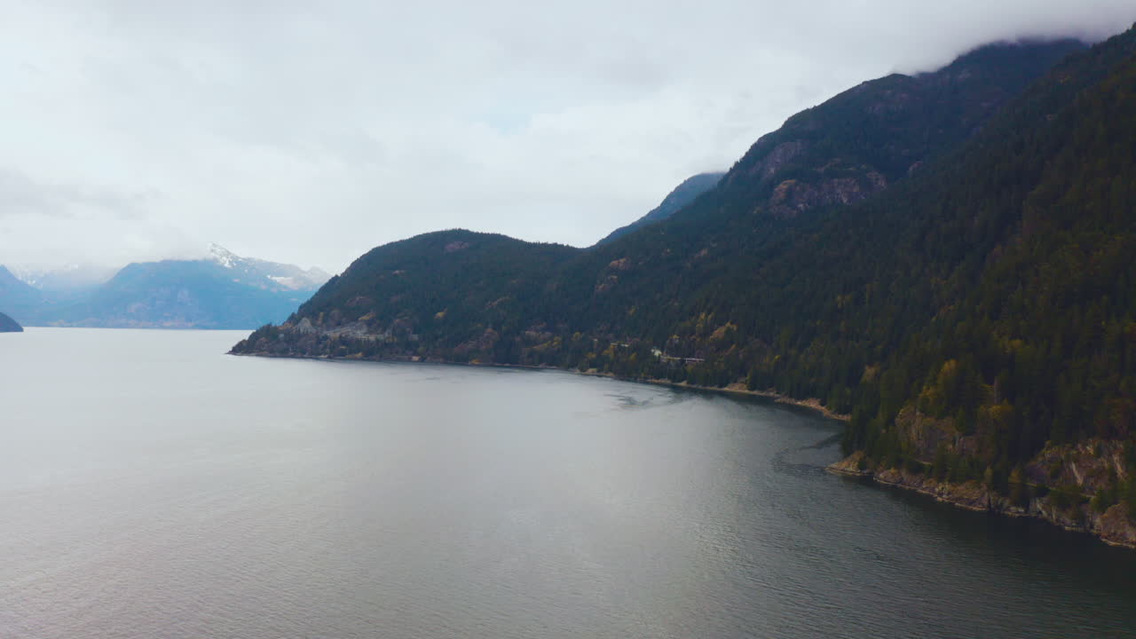 las nubes cubren los picos de las montañas a lo largo de la costa del pacífico en la hermosa columbia británica