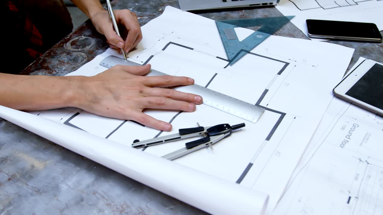 4k 테이크에서 일하는 여성 용접기