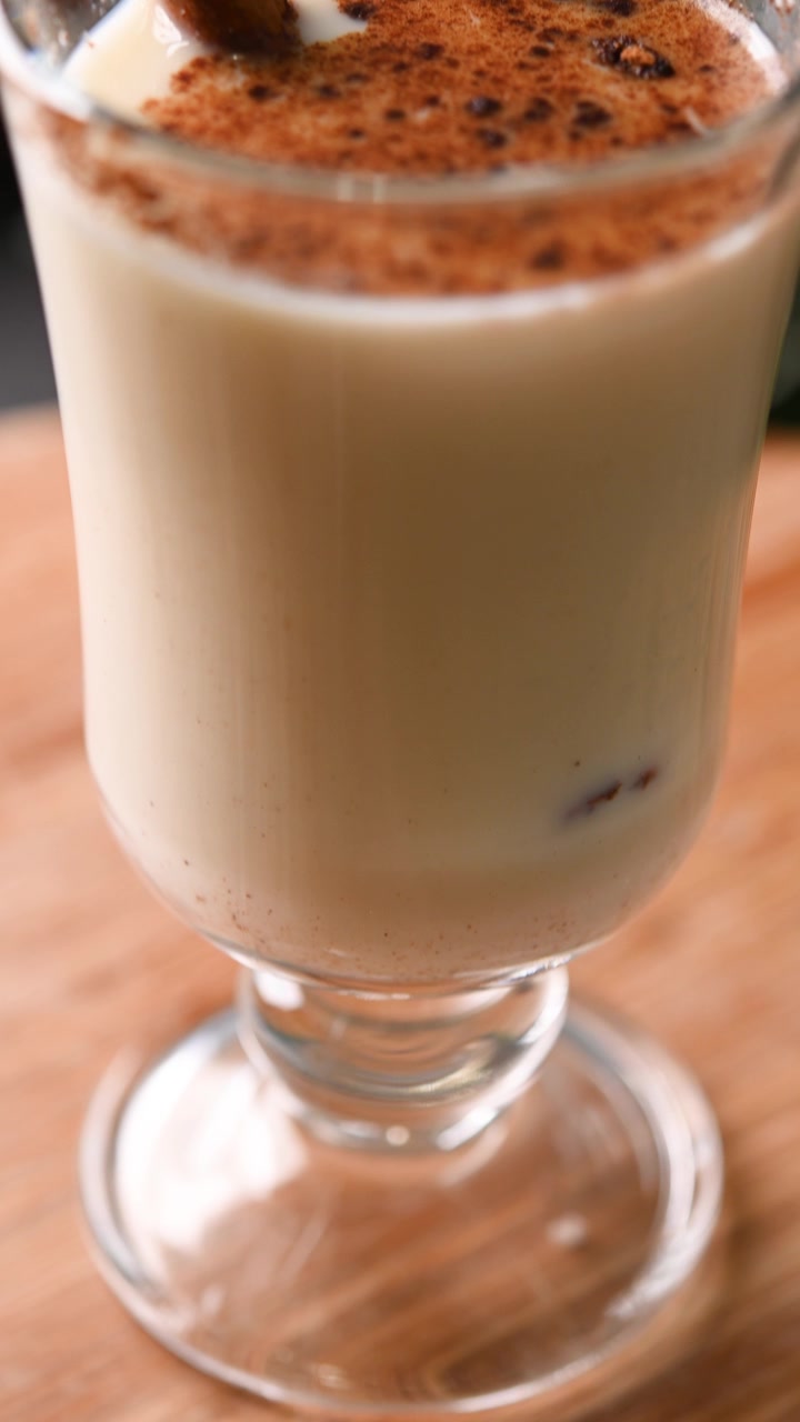 Eggnog con cannella in un bicchiere