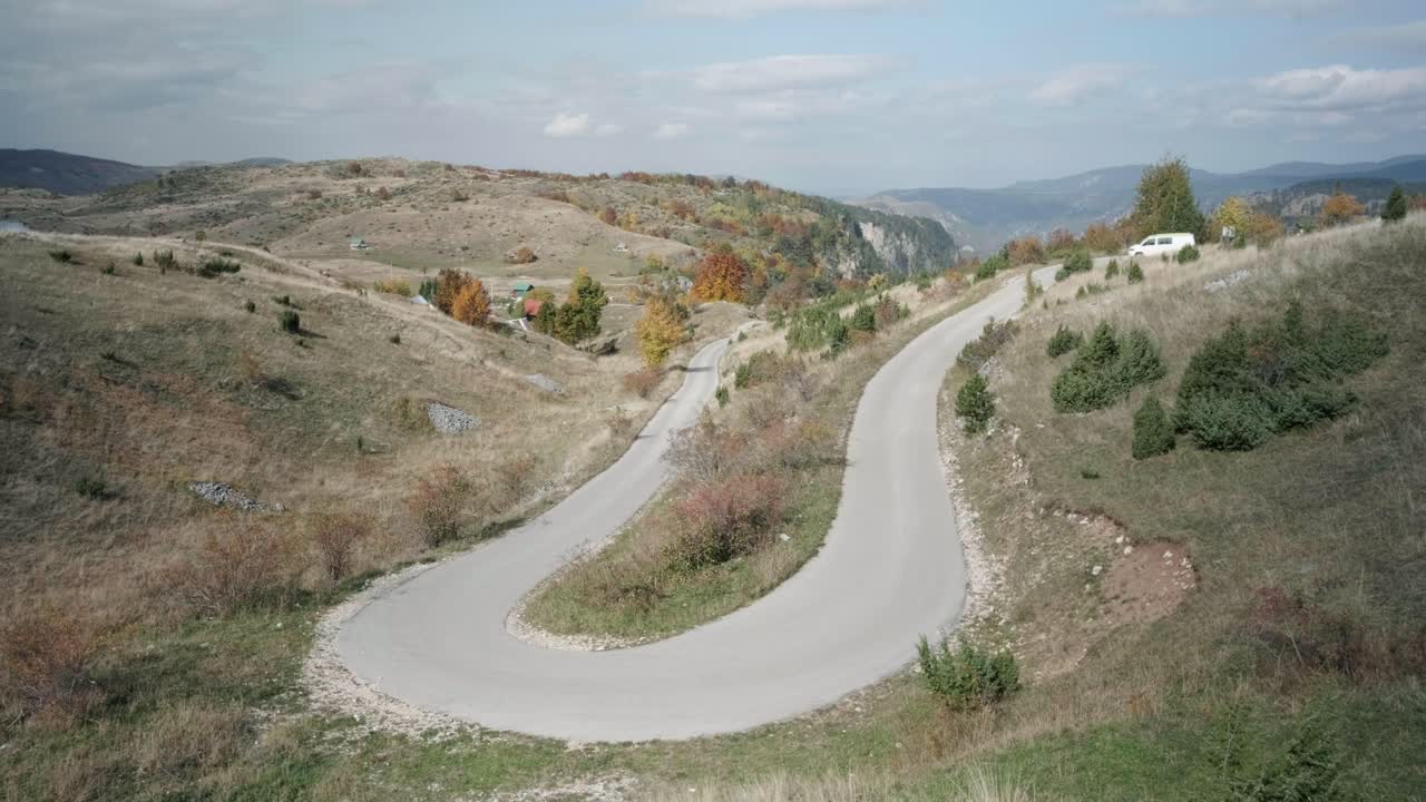슬로베니아의 durmitor 국립 공원 주변의 단풍을 통해 밴 운전