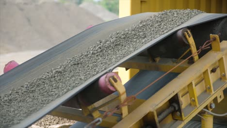 feeder supplies aggregate from the cold bin to the dryer via a conveyor belt