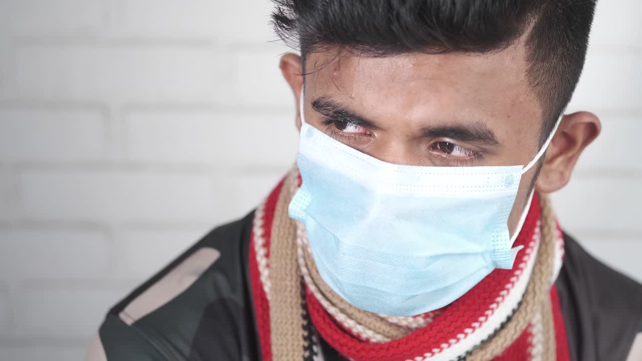 얼굴 마스크를 착용 한 남자