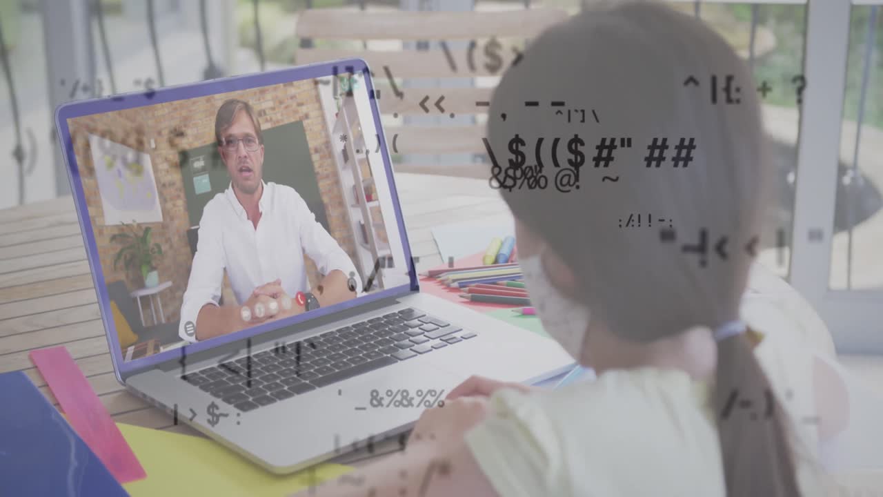 cambiando símbolos matemáticos contra una chica caucásica teniendo una videollamada con un profesor masculino en una computadora portátil