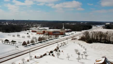 tráfico de la iglesia en la nieve desde un drone.