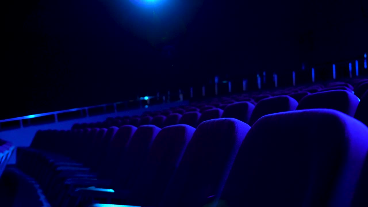 Cinema vuoto di notte
