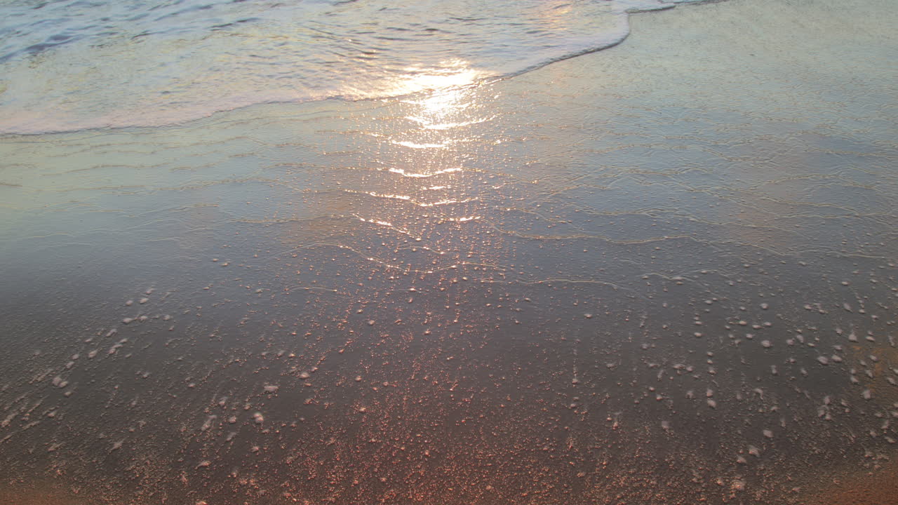 해가 뜨는 해변의 조용한 파도