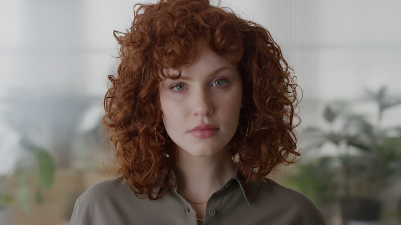 retrato joven elegante mujer de negocios pasante buscando serio hermosa mujer independiente en la oficina cámara lenta