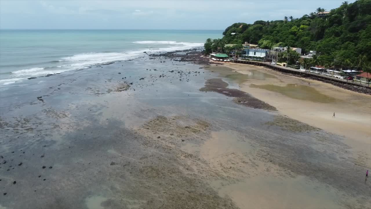 toma aérea de drones de la playa de pipa brasil