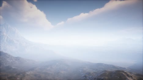 paisaje del cráter del volcán con niebla