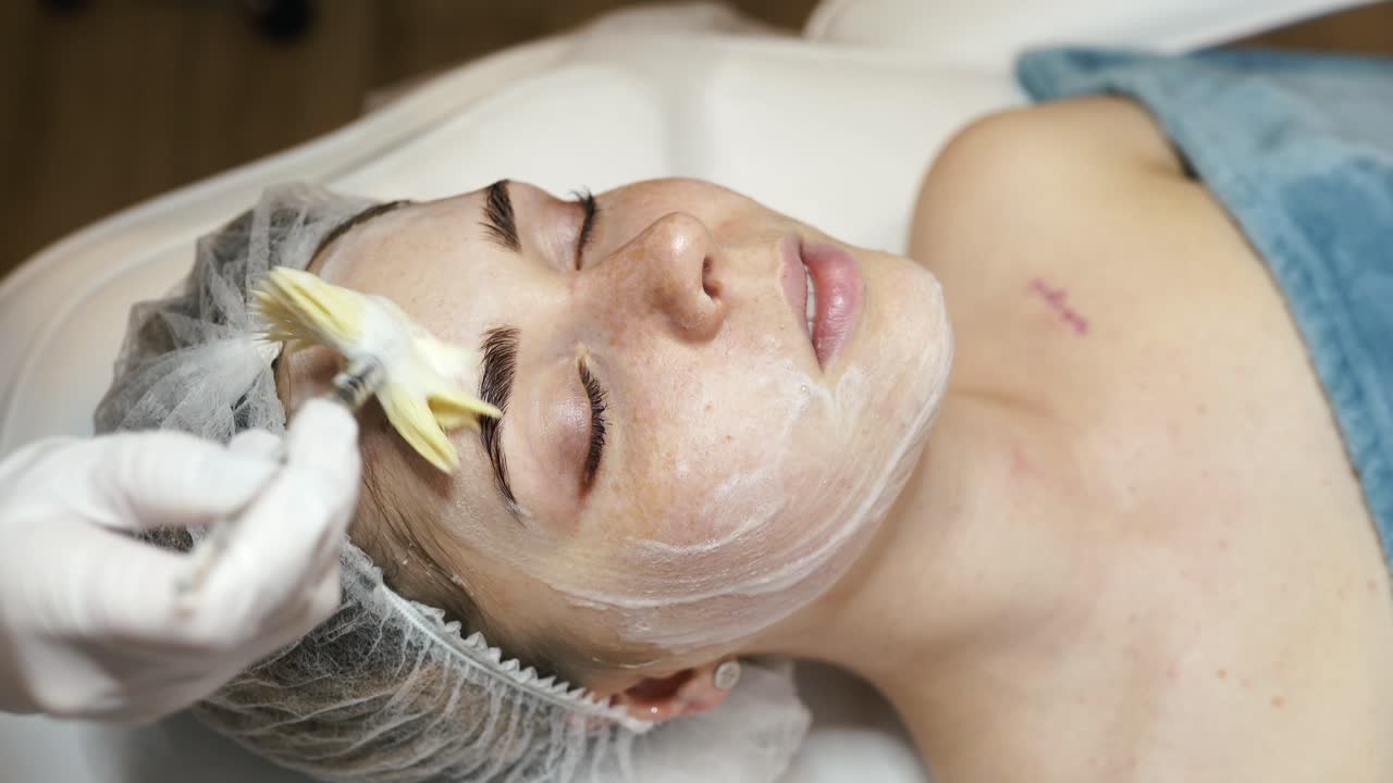 Una donna che riceve un trattamento per il viso