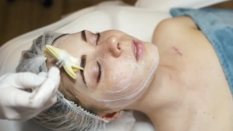 mujer que recibe tratamiento facial