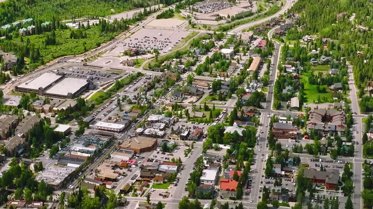 Vista dell'area del centro a Colorado con alberi verdi ed edifici