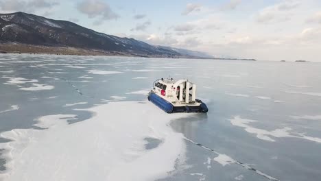 hovercraft en el lago congelado