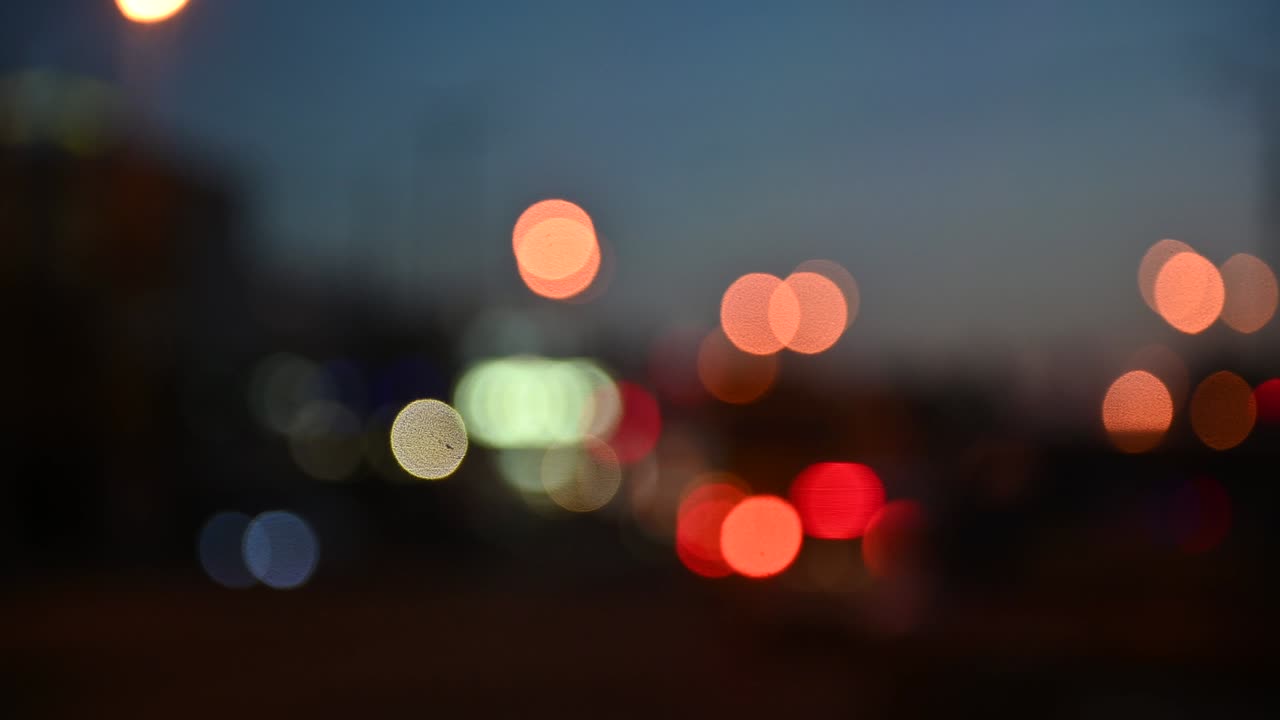 hermoso bokeh reluciente en el fondo oscuro borroso por la noche.